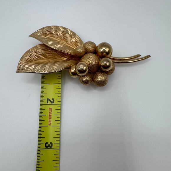 Vintage Coro Brooch Gold Tone Leaf Berries Large Pin Mid Century Modern - Picture 9 of 10